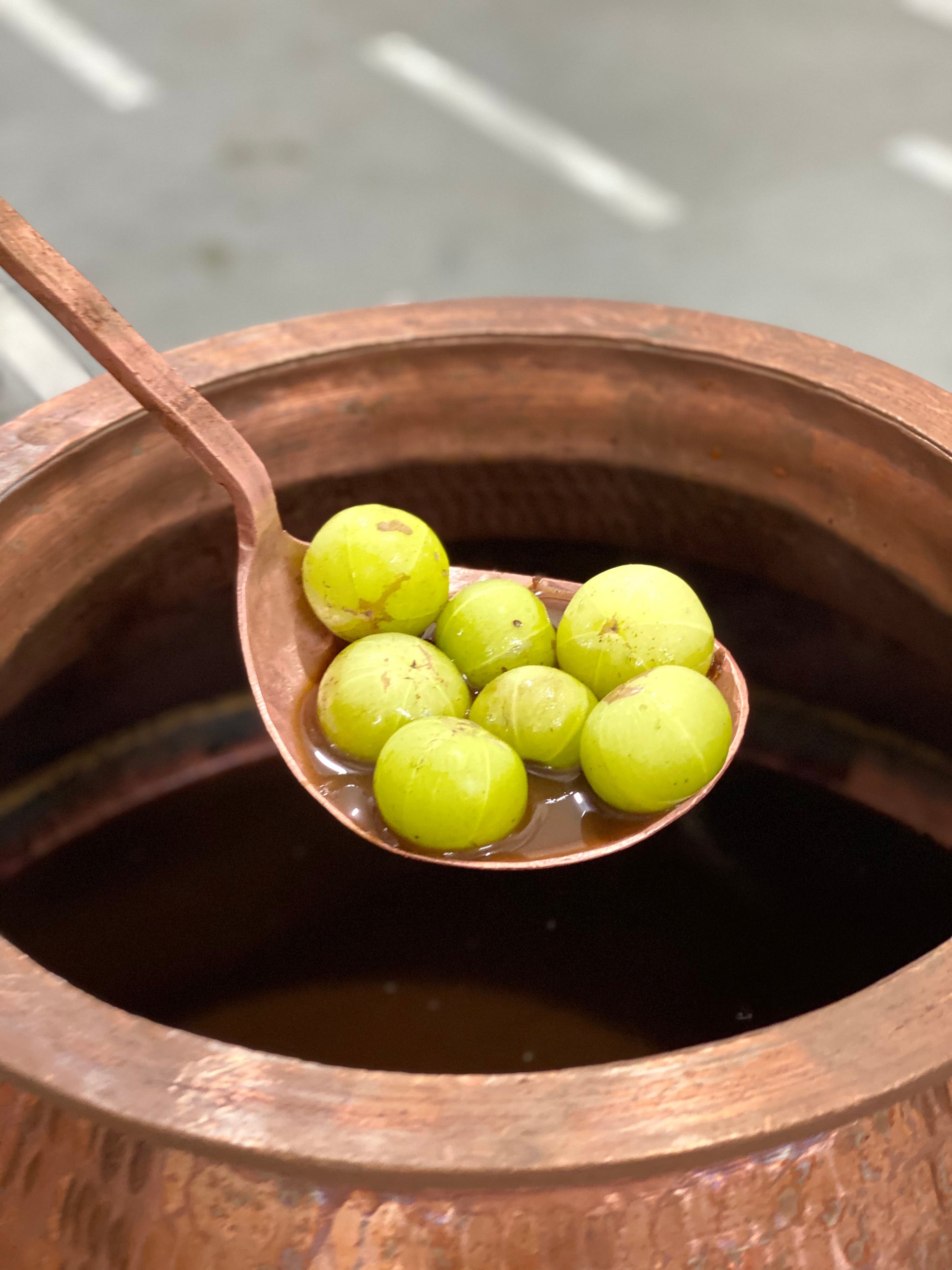 Amla kettle – preparation of an elixir by khadi