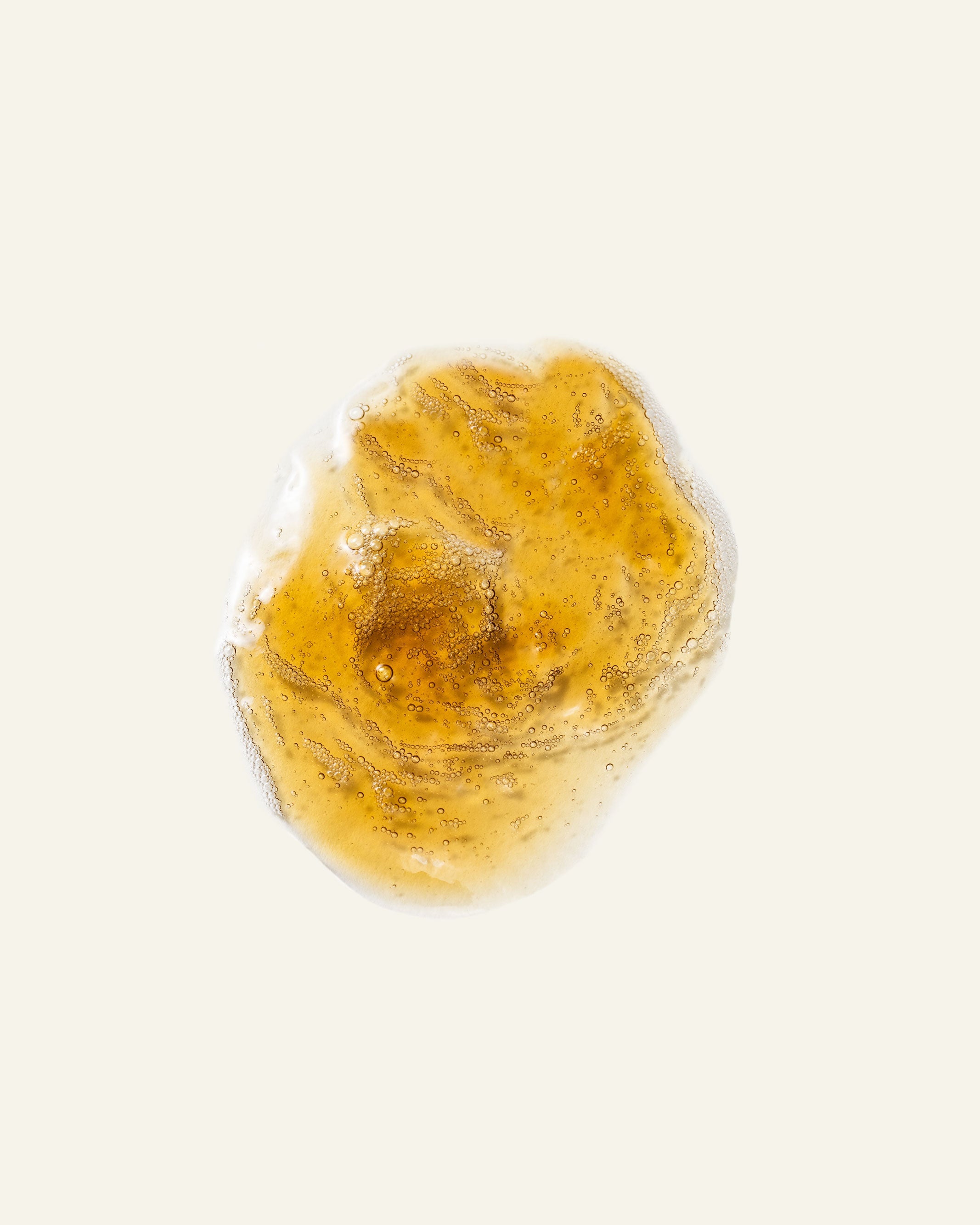 U oyoqlarini mini yubkada yoydi Nevara va buvisi porno